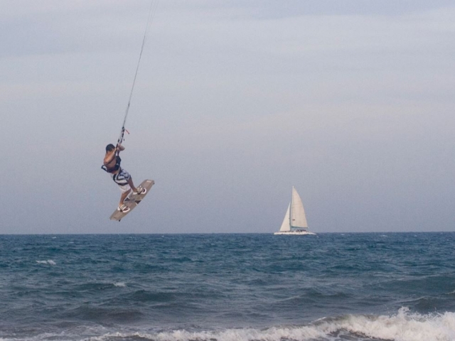 Kitesurfista con velero al fondo.JPG